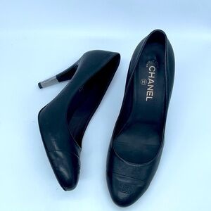 Chanel Black Leather CC logo cap toe silver heel logo pumps 40.5
